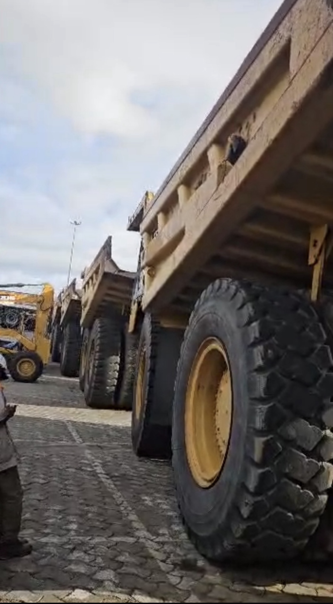 Flotte de dumpers CAT 777E Tetra Plus alignés sur site minier