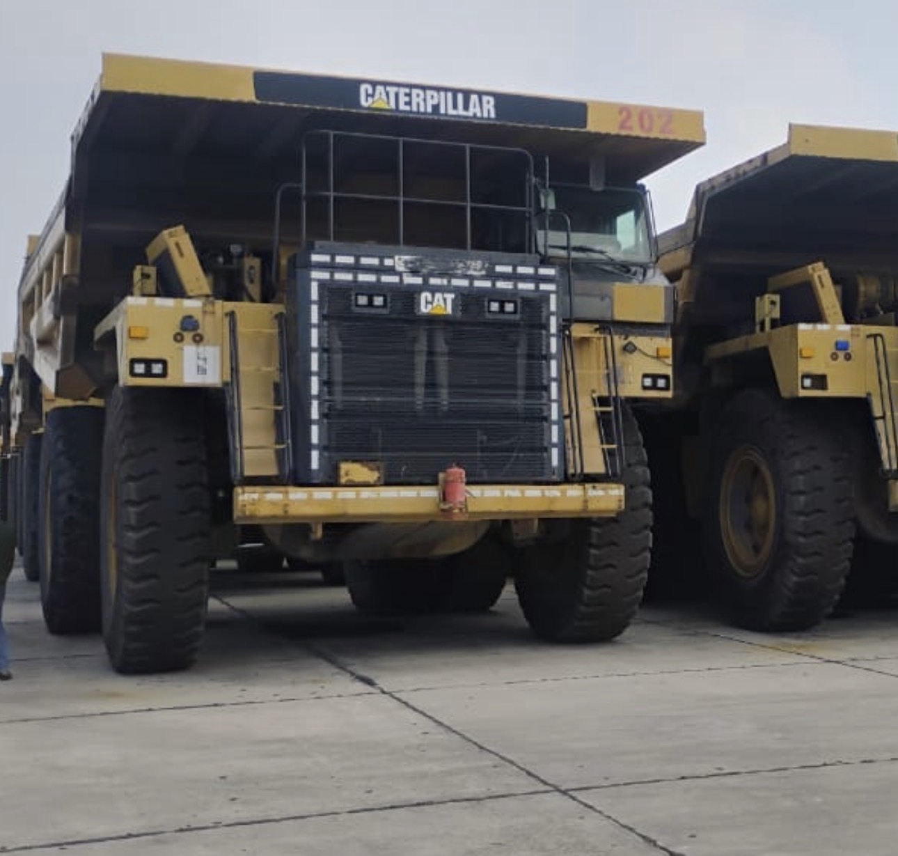 Vue de face du dumper CAT 777E