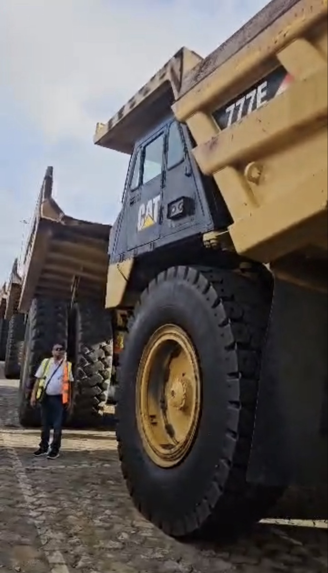 Vue de profil du dumper CAT 777E Tetra Plus