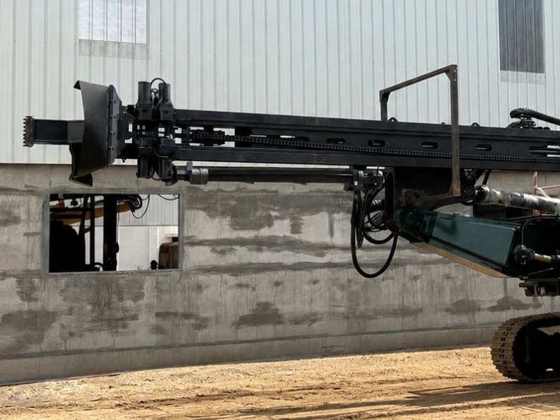 Foreuse BMS D50 avec mât déployé, position de foration
