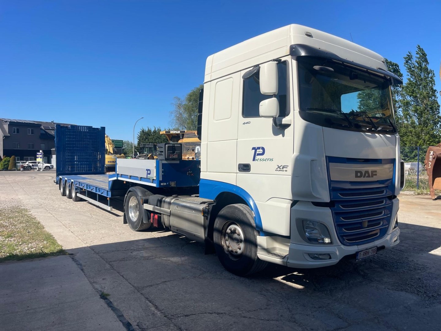 DAF XF 440 avec remorque surbaissée à vide