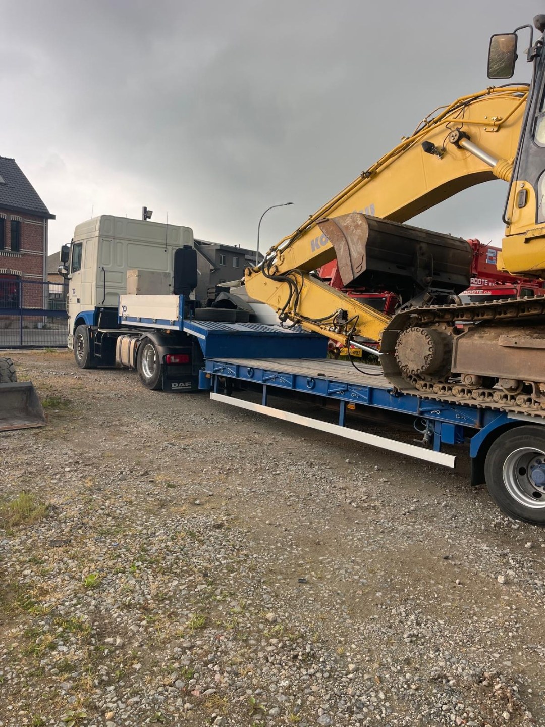 Ensemble DAF XF 440 avec pelle hydraulique chargée sur remorque surbaissée